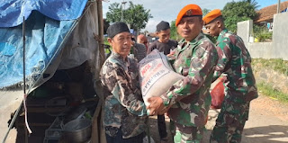 Satgas Kopasgat Bantu Masyarakat Kampung Cibiu Korban Bencana Gempa Cianjur 