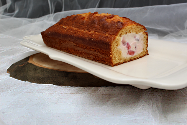 bolo de iogurte recheado com queijo creme e morangos 