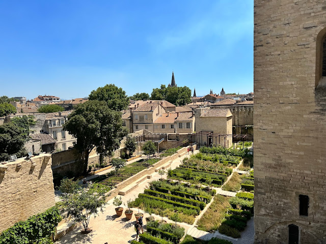 foto de jardim dos papas a partir de uma janela interna do castelo  