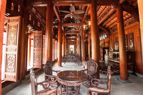 Choáng ngợp với biệt phủ gỗ lim tinh xảo bậc nhất của đại gia Sài Gòn