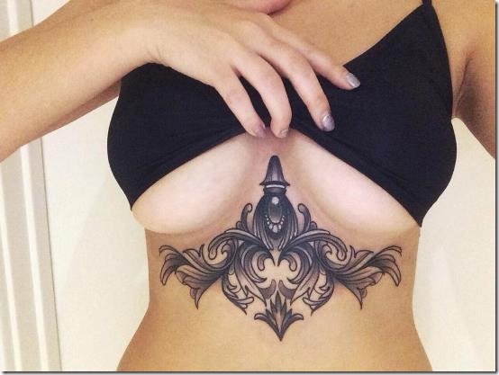 incroyable_noir_oriental_tatouage_sous_la_poitrine