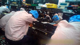 Operários exaustos na linha de produção do iPhone