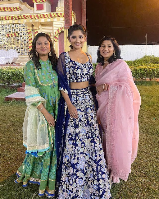 Image of Kanika Mann with sister and mother.