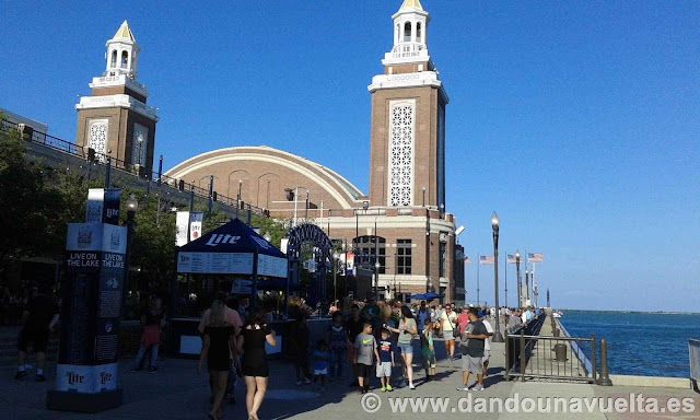 Paseo por el Navy Pier al lado del lago Michigan. Chicago