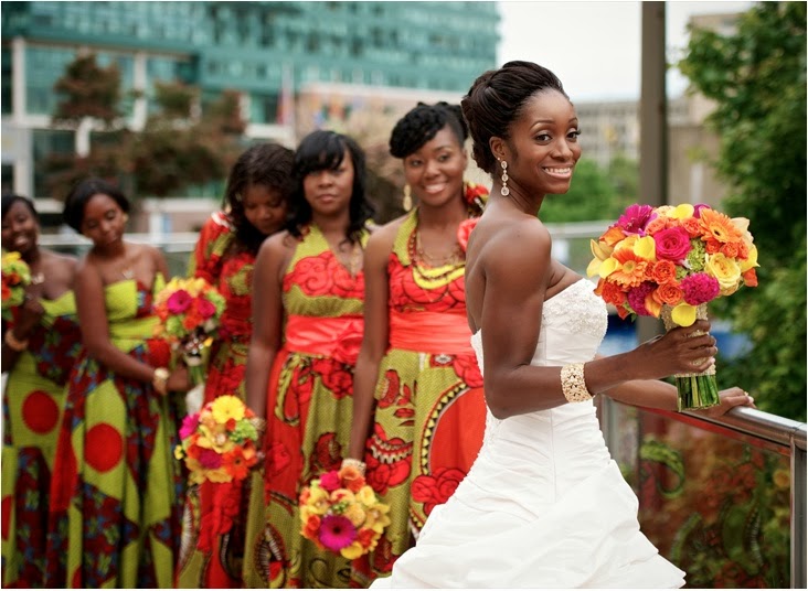 Resultado de imagem para vestidos de capulana para noivado  Vestidos de  capulana, Vestidos tradicionais africanos, Vestidos de baile simples
