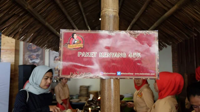 Review Bakoel Ussy