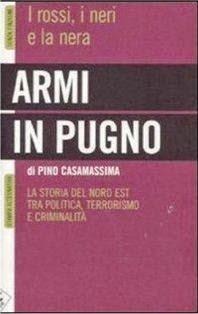 Pino Casamassima - Armi in pugno: I rossi, i neri e la nera (2010) | Senza Finzione 8 | ISBN 978-88-6222-139-9 | Italiano | TRUE PDF | 0,61 MB | 217 pagine | ISBN's 9788862221399 | 88-6222-139-8 | 8862221398
Una nuova collana che si richiama all'inchiesta giornalistica alla vecchia maniera. Storie e vicende realmente accadute sono ripercorse e narrate da una prospettiva che ne permette di cogliere finalmente i significati e le ricadute sociali; così come la ricostruzione di eventi criminosi con forte valenza politica cercherà di far luce su alcune delle tante zone d'ombra della nostra storia recente.
Testimonianze inedite accompagnano queste inchieste scottanti, in cui lo stile giornalistico si accompagna al registro più propriamente narrativo.
Collana diretta da Antonella Beccaria e Simona Mammano.
Le Brigate Rosse, la prima volta che uccisero, lo fecero a Padova, la città che assisteva alla nascita dell’Autonomia organizzata e ai teoremi giudiziari che portarono al processo 7 aprile. Ma il Veneto fu anche la culla dell’eversione neofascista, quella di Ordine Nuovo, che metteva le bombe sui treni e che inaugurò gli anni di piombo con la strage di piazza Fontana. 
E sempre nel Nord Est nacquero e si svilupparono fenomeni criminali autoctoni, come la mafia del Brenta di Felice Maniero. Un’area, raccontata 
in questo libro, che passò dalla miseria e dall’emigrazione alla prosperità 
economica coltivando alcuni dei fenomeni che hanno fatto la storia dell’intera nazione.