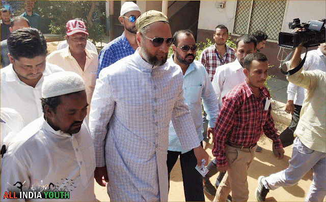 Asaduddin Owaisi on the way to election campaign wallpaper