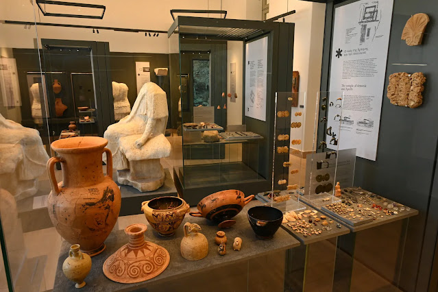 Τα αρχαιολογικά ευρήματα από τις ανασκαφές, απρόσιτα μέχρι τώρα, κρυμμένα μέσα σε κιβώτια ανασκαφών, μεταμορφώθηκαν από την Εφορεία Αρχαιοτήτων Κυκλάδων σε λαμπερά εκθέματα.