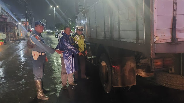 Diduga Terpeleset Jalan Berlubang Tergenang Air, Anggota TNI AL Tewas Terlindas Truk