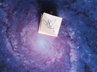 Un signe seul sur un papier galactique