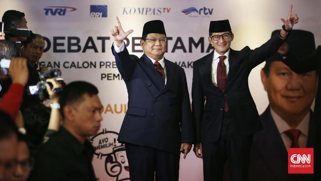 Gaya Prabowo-Sandi Bawa Map dan Catatan di Debat Perdana