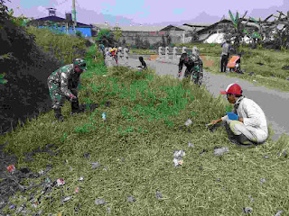 Dansektor 4 Citarum Harum Turun Langsung Dalam Pengawasan Pembersihan Sampah dan Rumput Liar di Aliran Sungai