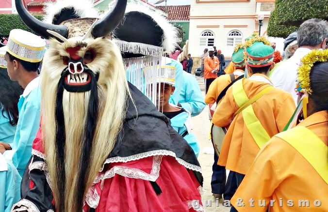 Encontro de folia de reis em Muqui