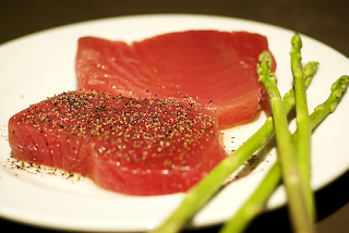 tuna, steak, asparagus, raw, food, selenium, pepper, wellness