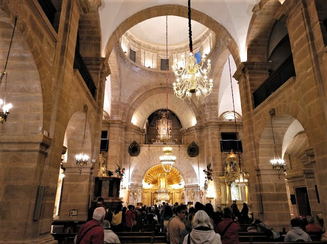 Interior de la Iglesia con la Reliquia en el Retablo