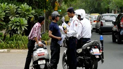 शराब पीकर गाड़ी चलना पड़ेगा भारी। भरना पड़ सकता हैं 15000 हजार का जुर्माना। अगर आप वाहन चलाते है। तो आप कै लिए खबर है। सावधन हो जाये। टू विलर, या फॉर्विलर कोई भी वाहन तो पढ़ना जरूरी है। परिवहन मंत्रालाये ने फिर से बड़ी सलाह जारी की आप को होली पर यातायात नियम तोड़ने पर 2 साल की जेल और 15000 हजार का जुर्माना हो सकता हैं।