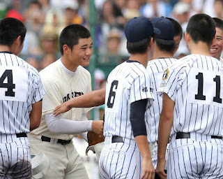 試合が終わり、九州国際大付のエース・富山凌雅に声をかけられる早稲田実・清宮幸太郎＝甲子園（撮影・田中太一）