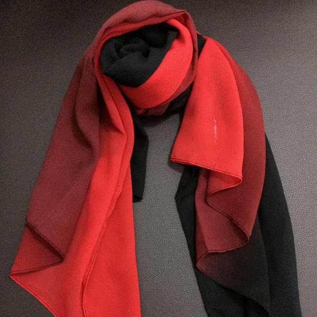 Model Pashmina dua tone merah hitam bahan sifon