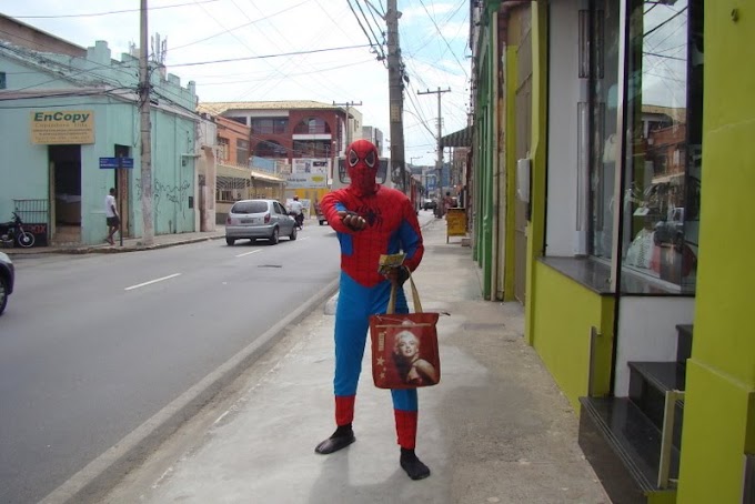 Olha o Homen-Aranha ai gente