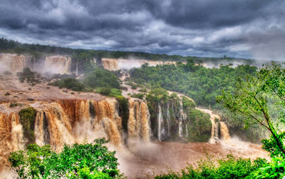 Cascadas del Iguazú con agua sucia (Brasil y Argentina)