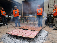 Coent les botifarres al Mas de Sant Iscle