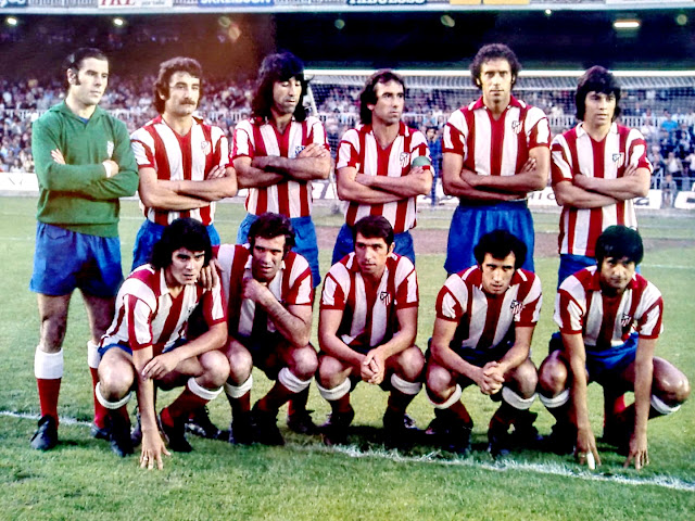 CLUB ATLÉTICO DE MADRID. Temporada 1973-74. Reina, Capón, Díaz, Adelardo, Eusebio, Becerra. Leal, Luis, Alberto, Irureta y Benegas. F. C. BARCELONA 1 CLUB ATLÉTICO DE MADRID 1 Resultado eliminatoria: FC BARCELONA 3 ATLÉTICO DE MADRID 2 Domingo 16/06/1974, 21:15 horas. Copa del Generalísimo, semifinal, partido de ida. Barcelona, Nou Camp. GOLES: 1-0: 33’, Asensi. 1-1: 90’, Panadero Díaz.