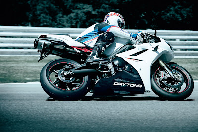 2011 Triumph Daytona 675R Side Action View