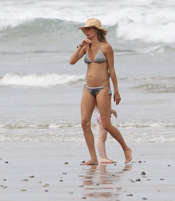 Gorgeous Gisele Bundchen bikini revealing baby bump at beach in Costa Rica - pic 1