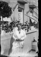 Frau vor einem Haus/Hotel - vielleicht Zürich - um 1910-1920