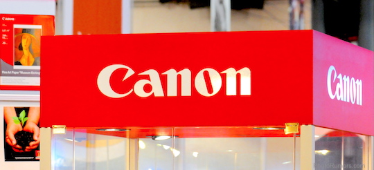 Логотип Canon на выставочной вывеске