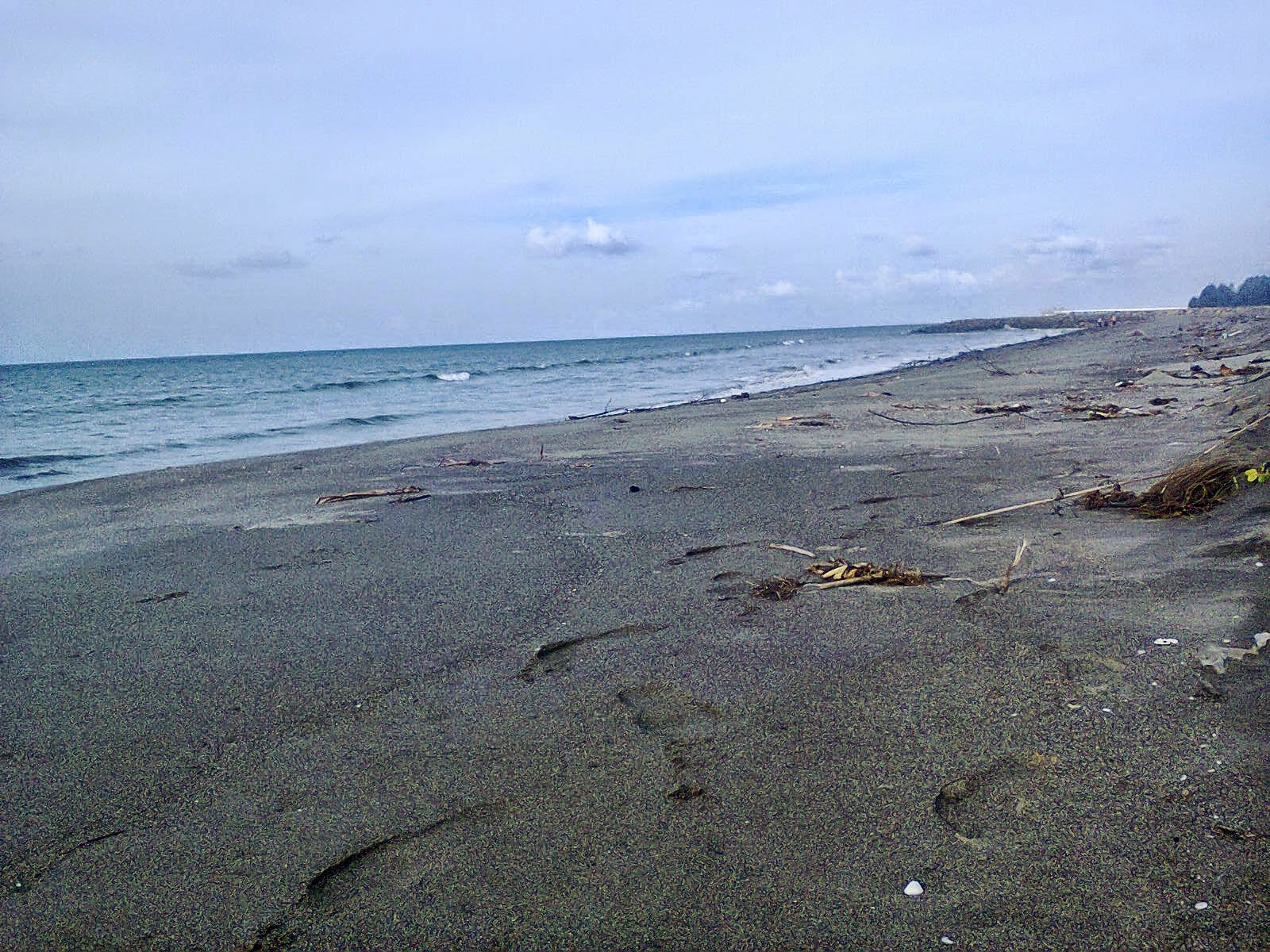 pantai-rancung-saat-ini.jpg sampah menghiasi di sekitar bibir pantai