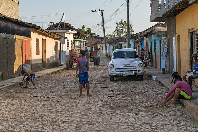 Des enfants en train de jouer dans une rue de Trinidad (Cuba)