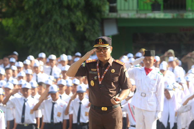 Kajari Nganjuk, Nophy Tennophero Suoth, menjadi pembina upacara di SMP Negeri 1 Sawahan, Kabupaten Nganjuk, Senin 14 November 2022