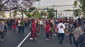 Hadiri Ngunduh Mantu Kaesang dan Erina, Ribuan Relawan Jokowi Padati Kawasan Pura Mangkunegaran