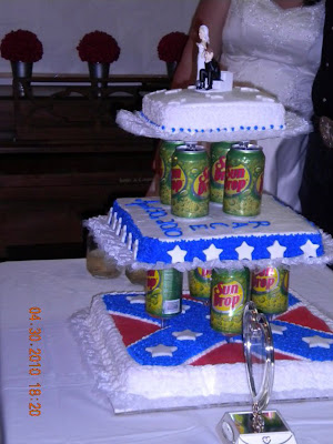Cake Wrecks My Redneck Wedding Anyone Posted by Casandra at 553 PM
