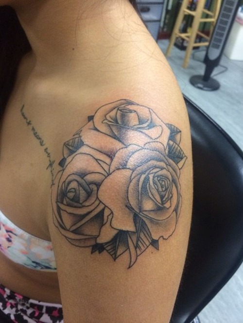 Simples Rosa Desenho de Tatuagem no Ombro