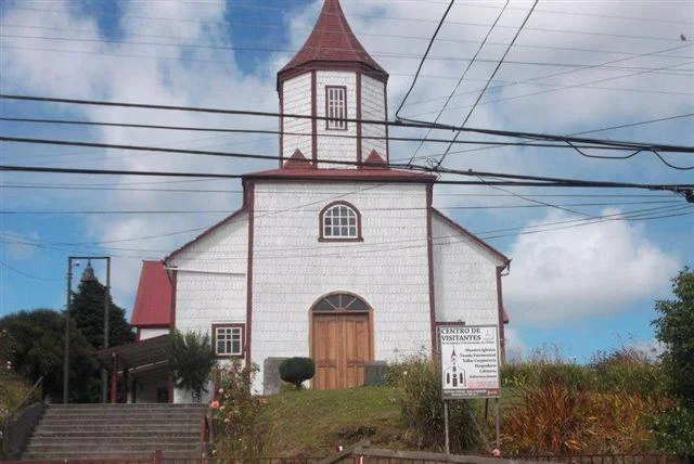 Incendio destruye histórica iglesia San Francisco de Ancud