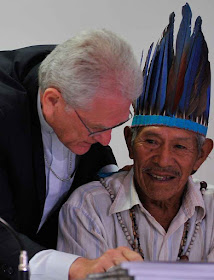 Dom Leonardo Ulrich, secretário geral da CNBB e Tito Vilhalva, da etnia Guarani Kaiowá. Foto: Antonio Cruz/Agência Brasil.