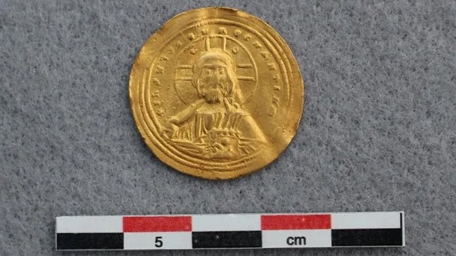 Η μορφή του Χριστού απεικονίζεται στη μία όψη του χρυσού νομίσματος. [Credit: Martine Kaspersen, Innlandet Fylkeskommune]