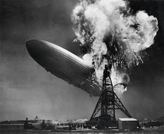 El zeppelin Hinderburg se incendia, 1937