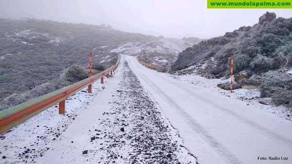Continua la nieve cubriendo la cumbre de La Isla de La Palma debido a situación meteorológica