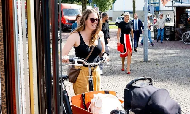 Queen Maxima wore a colour-block wool midi dress by Michael Kors. Triple ThreaT is a foundation. Appeltjes van Oranje 2022