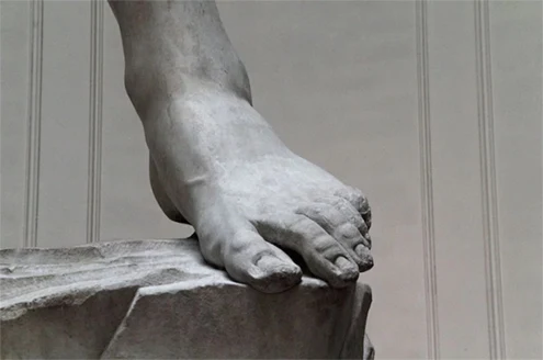 Detalle de uno de los pies de El David de Miguel Ángel Buonarroti en la Galería de la Academia de Florencia. Fotografía en blanco y negro