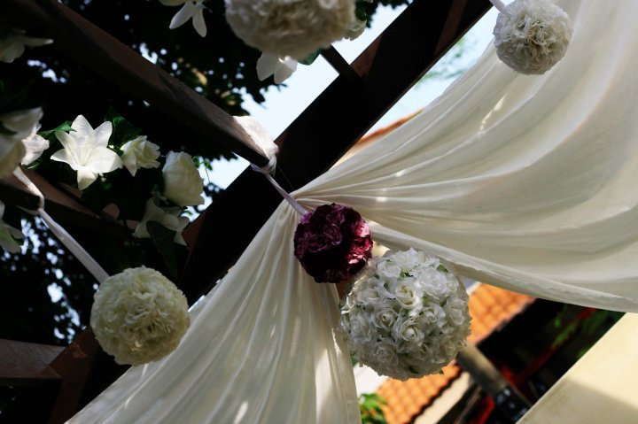 The Pergola transform for mini pelamin Pomander flower centerpiece