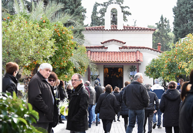 Έγινε η κηδεία των παιδιών που παρέσυρε στον θάνατο ο 40χρονος αυτόχειρας