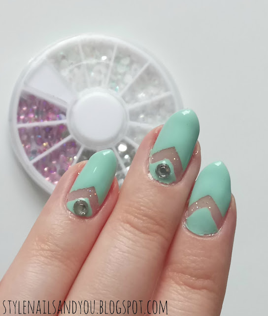 Glitter Negative Space | BeautyBigBang Mixed Nail Rhinestone Wheel