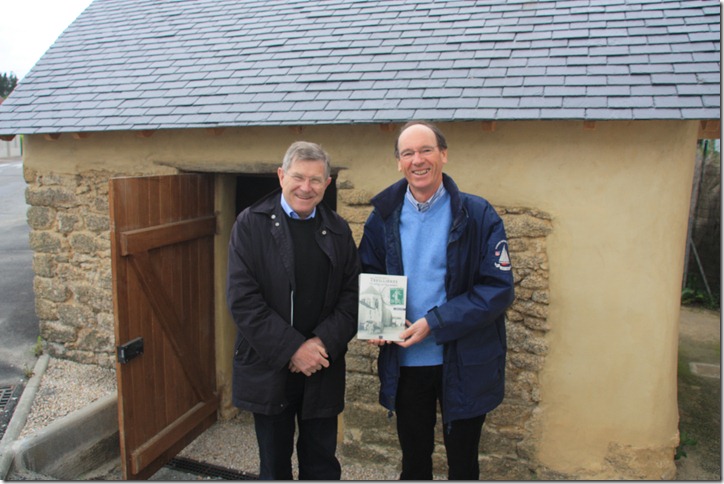 Tout un symbole. Livre en main et en compagnie de Jean Amyot d’Inville, vice-chancelier de l’Académie, Jean Bourgeon pose devant la Sellerie : ce modeste bâtiment treilliérain que l’historien a largement contribué à restaurer avec les bénévoles de l’association Treillières au fil du temps. Car Jean ne se contente pas d’écrire, il sait aussi « mettre la main à la pâte et mouiller sa chemise » pour que survive notre patrimoine commun !