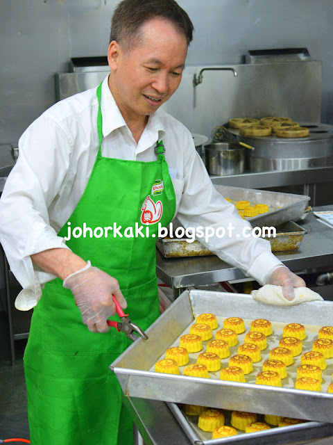 Peninsula-Hong-Kong-Egg-Custard-Mooncakes-East-Bistro-Singapore