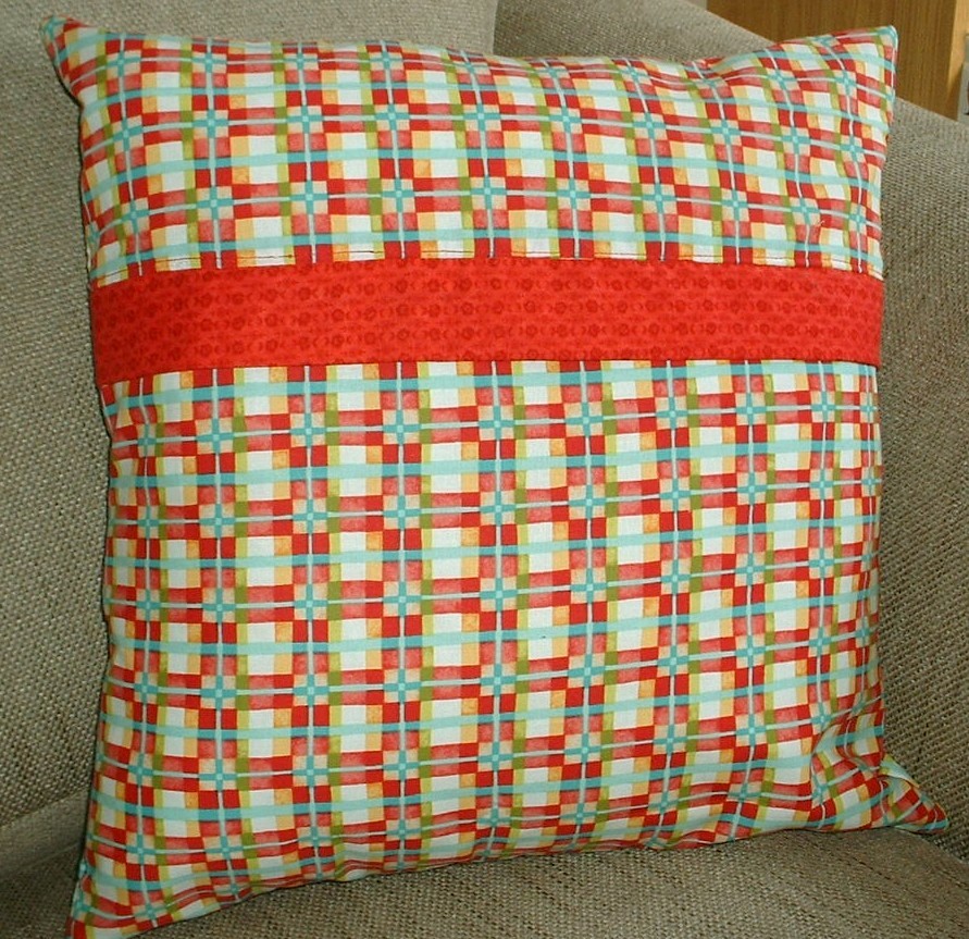 http://eamylove.blogspot.co.uk/2012/11/free-tutorialpillow-backs-with-covered.html